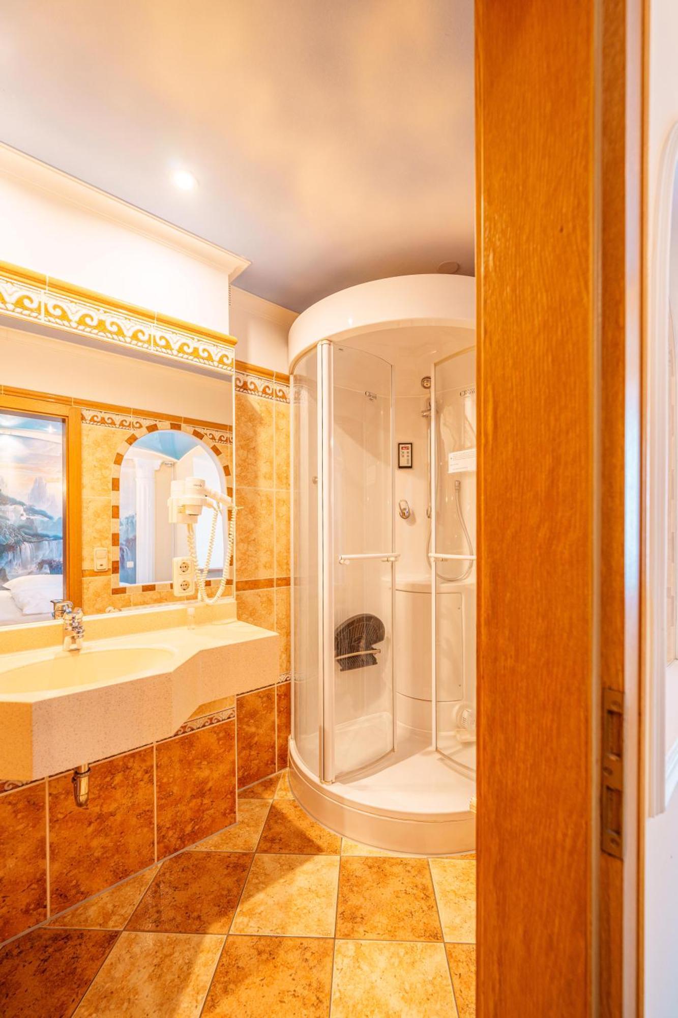 Koenig Ludwig Design Hotel Neu Zimmer Mit Sauna Oder Whirlpool Oder Mehr Альтеттінґ Екстер'єр фото