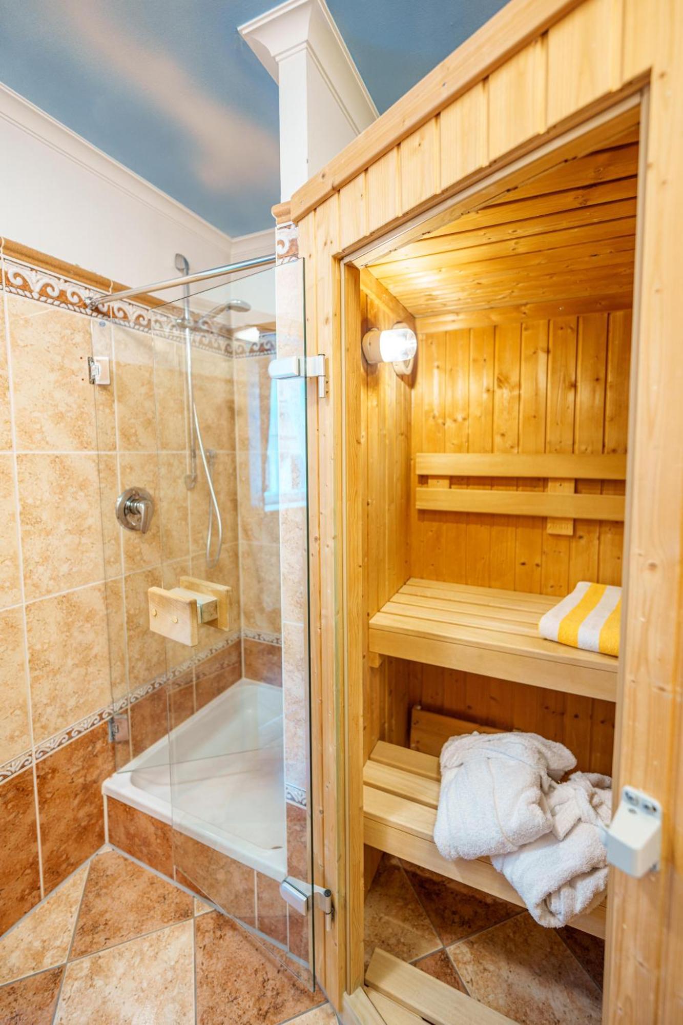 Koenig Ludwig Design Hotel Neu Zimmer Mit Sauna Oder Whirlpool Oder Mehr Альтеттінґ Екстер'єр фото
